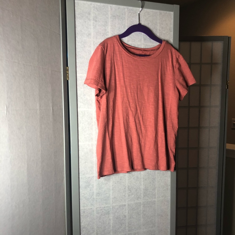 American Eagle dark peach colored t-shirt